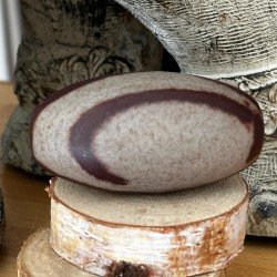 Shiva Lingam (7 à 8 cm) – Pierre sacrée de la Narmada (S4)