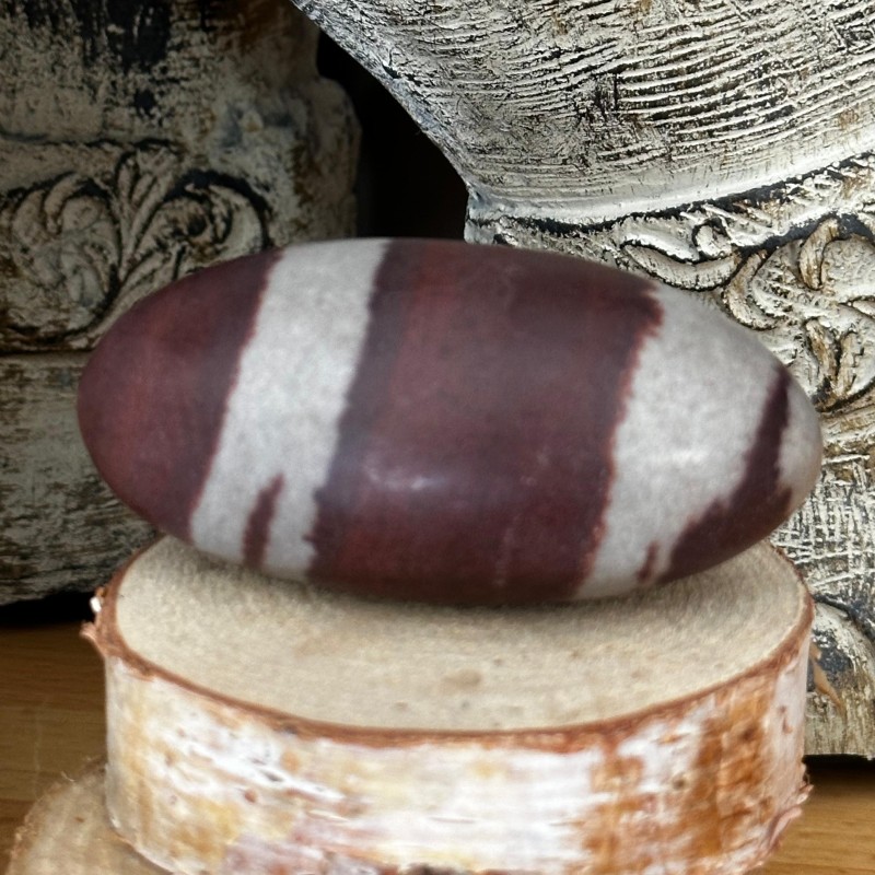 Shiva Lingam (7 à 8 cm) – Pierre sacrée de la Narmada (S3)