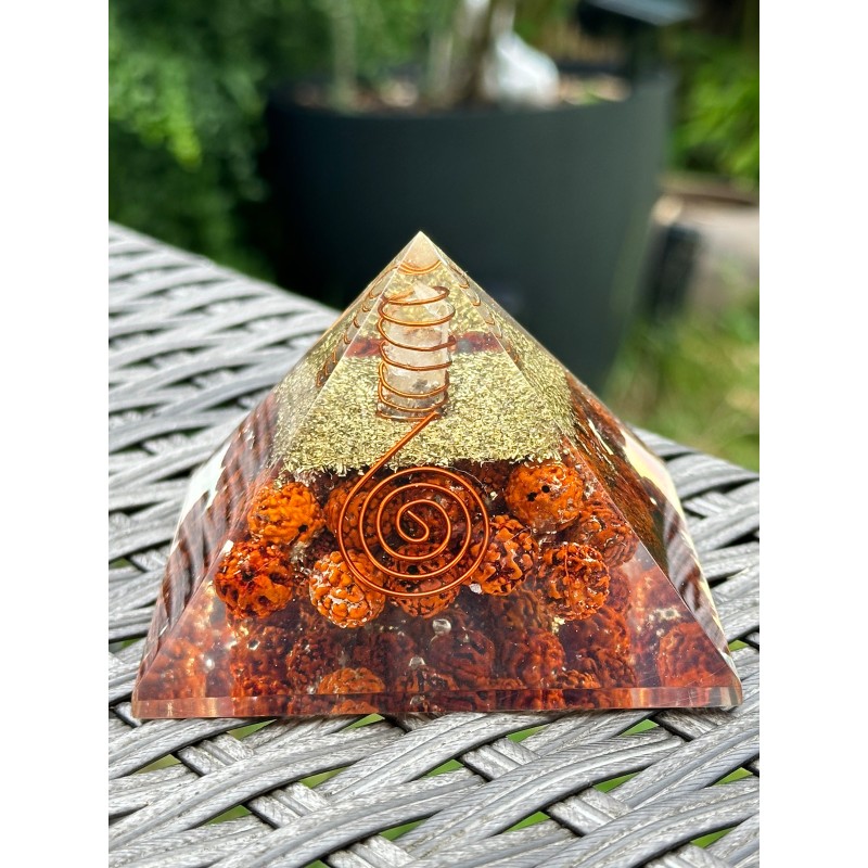 Pyramide Orgonite Rudraksha Sacrée - 7,5 cm