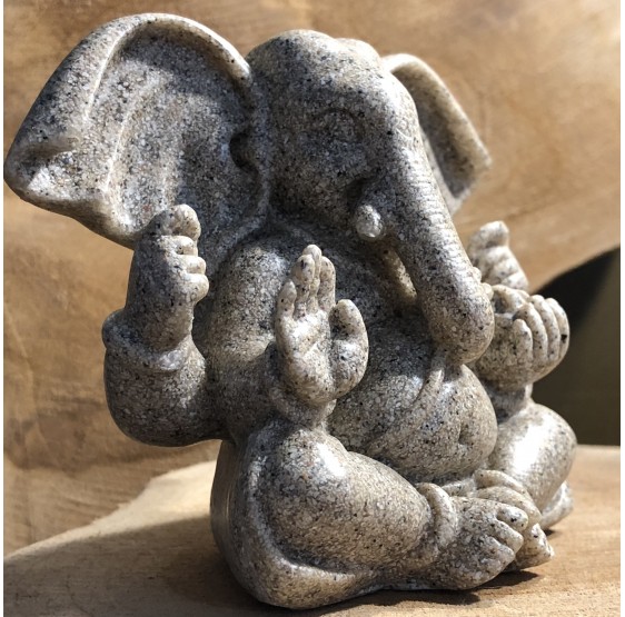 Ganesh statuette - dieu éléphant avec quatre bras - sablée
