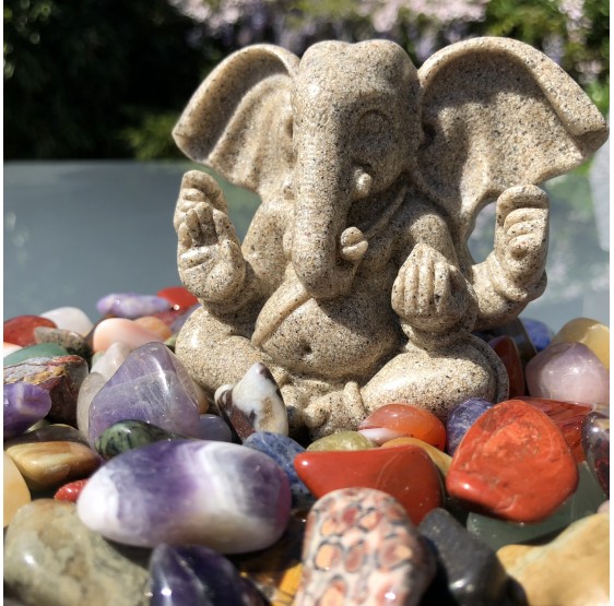 Ganesh statuette - dieu éléphant avec quatre bras - sablée