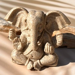 Ganesh statuette - dieu éléphant avec quatre bras - sablée