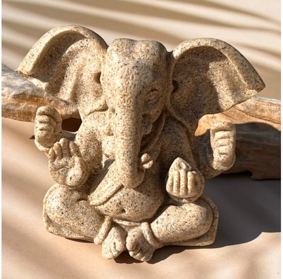 Ganesh statuette - dieu éléphant avec quatre bras - sablée