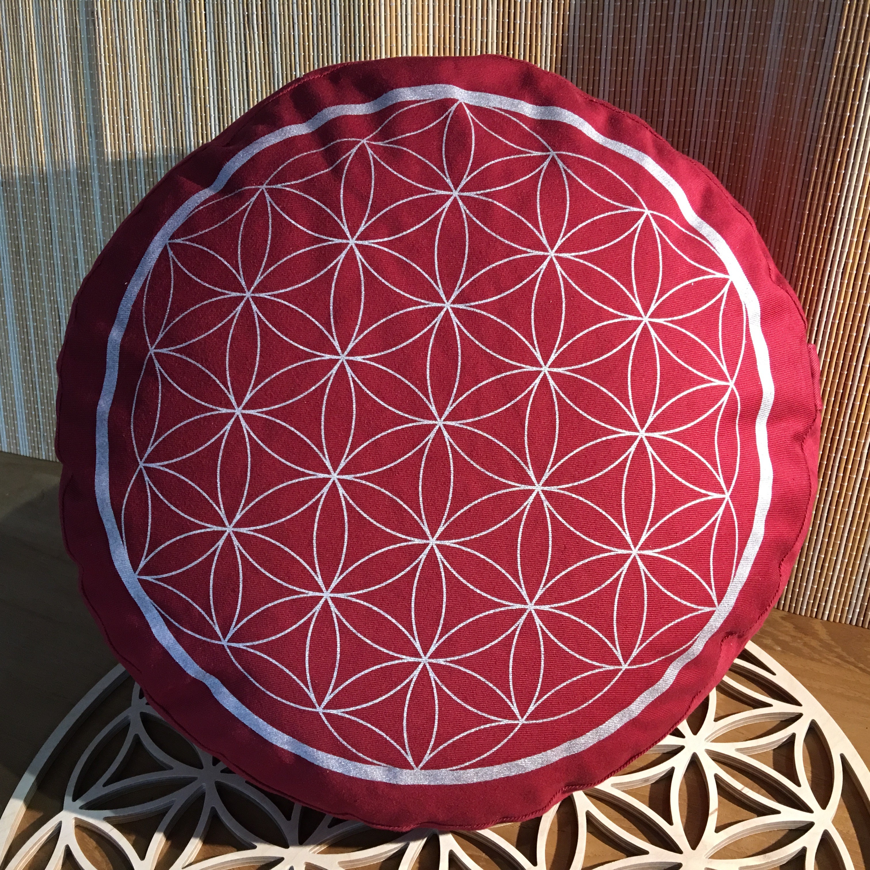 Zafu coussin de méditation Fleur de vie ROUGE/ARGENT cosse de sarrasin