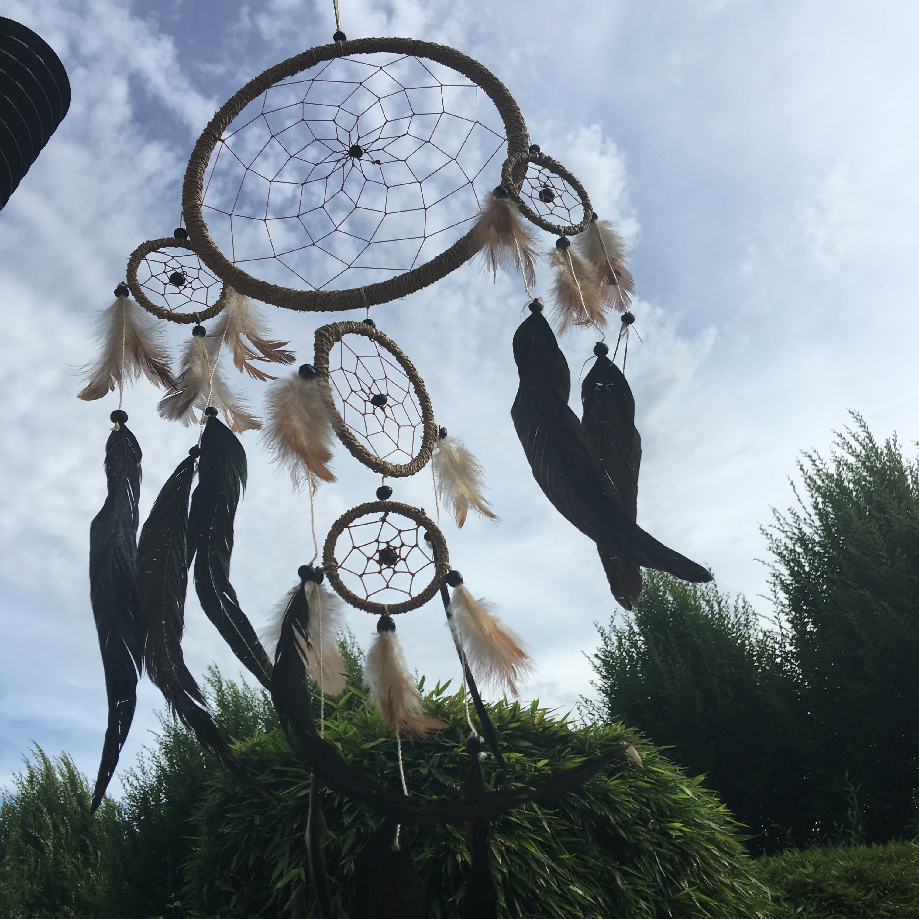 Bel attrape rêve - plumes - Dreamcatcher - XL pour décoration zen.