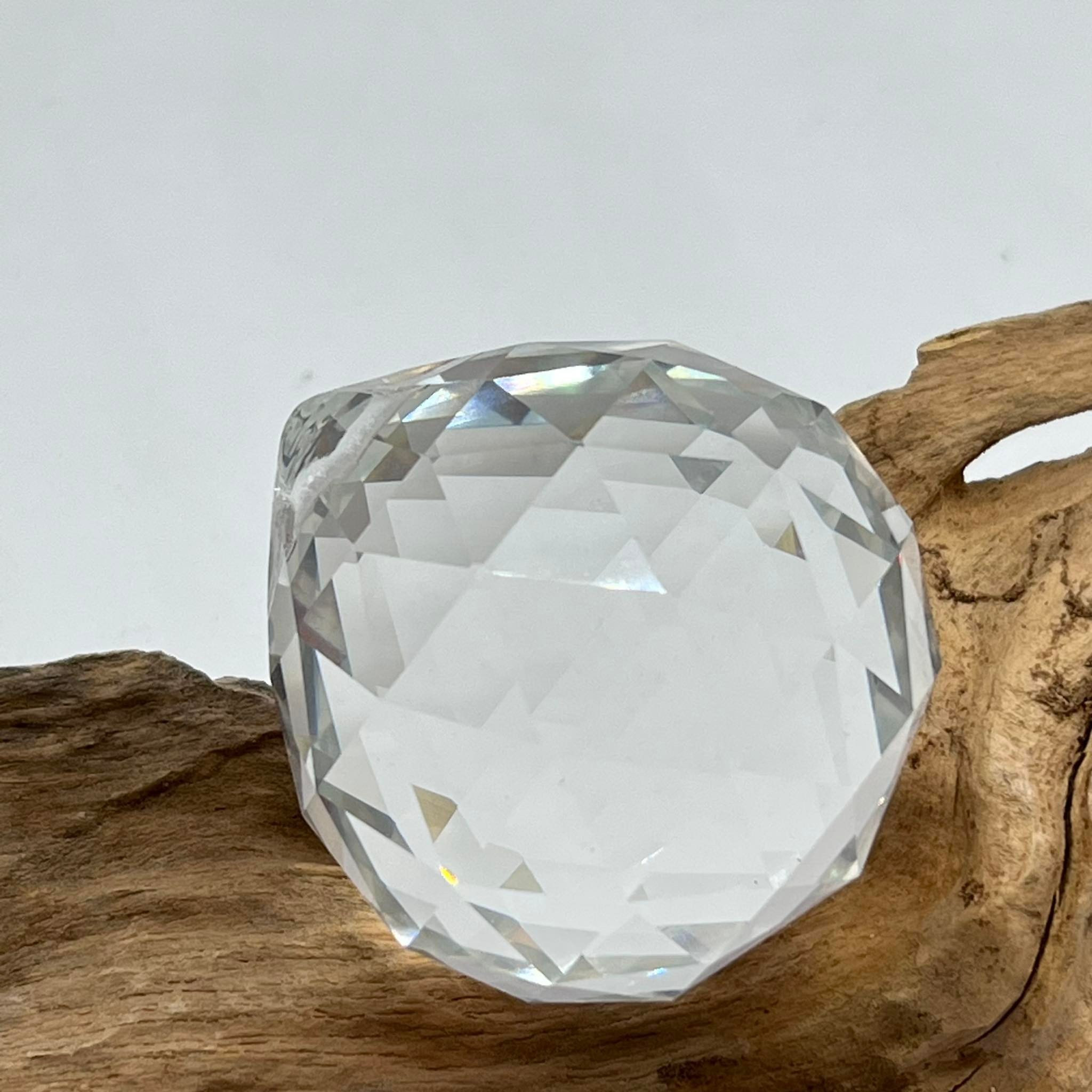 Sphère de cristal à facettes 5 cm arc en ciel Feng Shui pour deco zen.