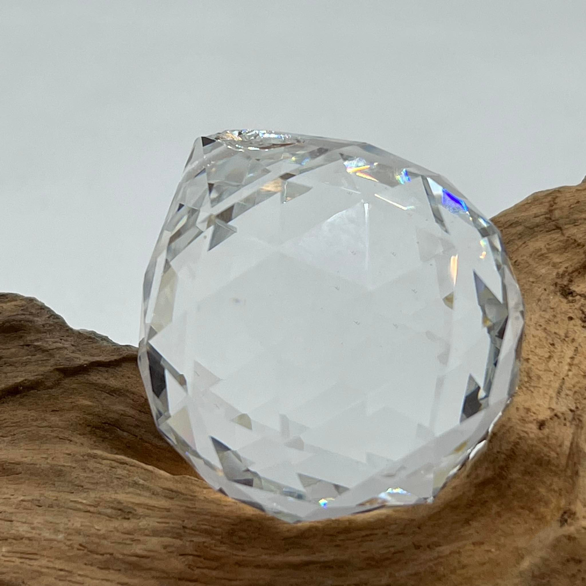 Boule de Cristal Feng Shui avec Socle en Bois (80 mm) - Spiru