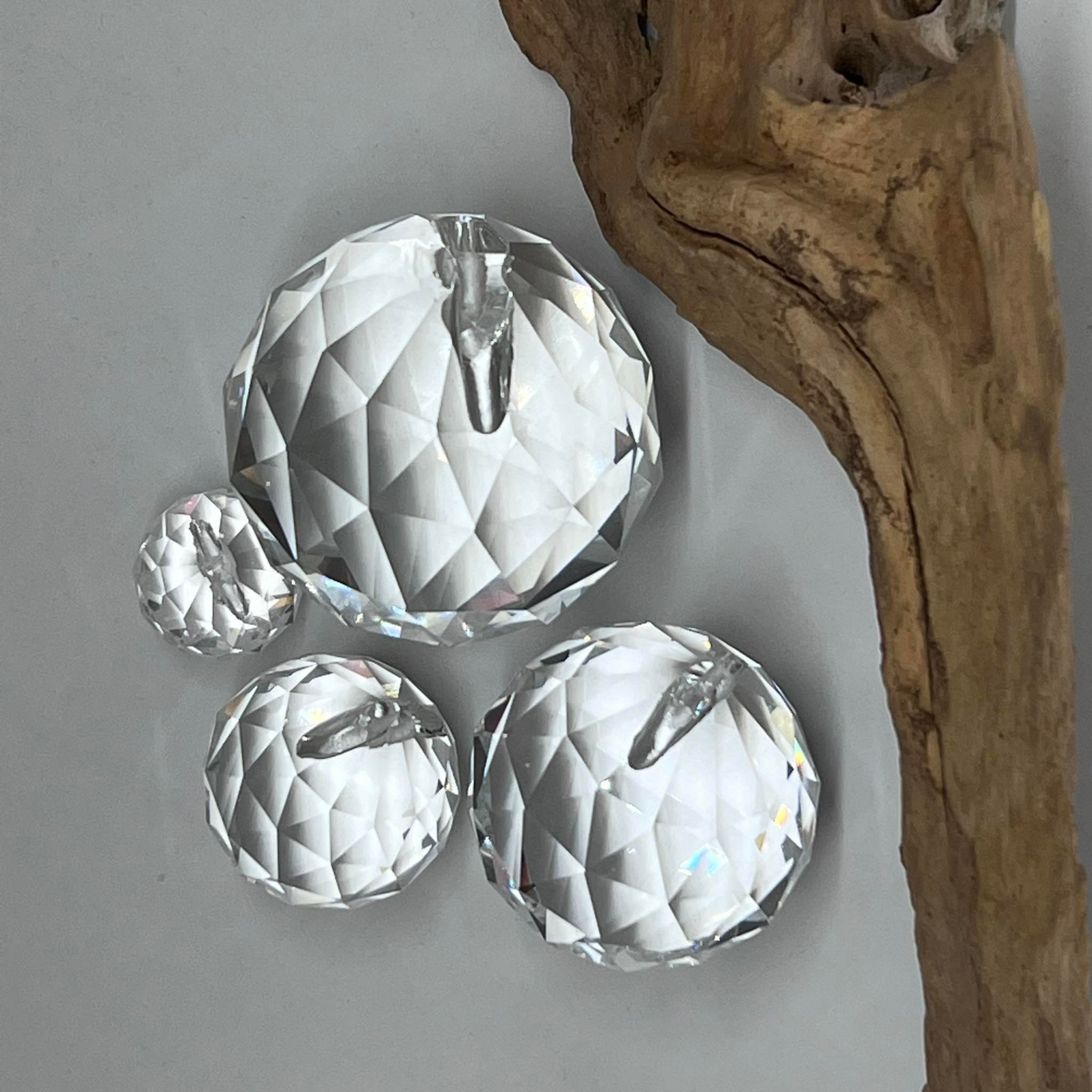 Boule de Cristal Feng Shui avec Socle en Bois (80 mm) - Spiru