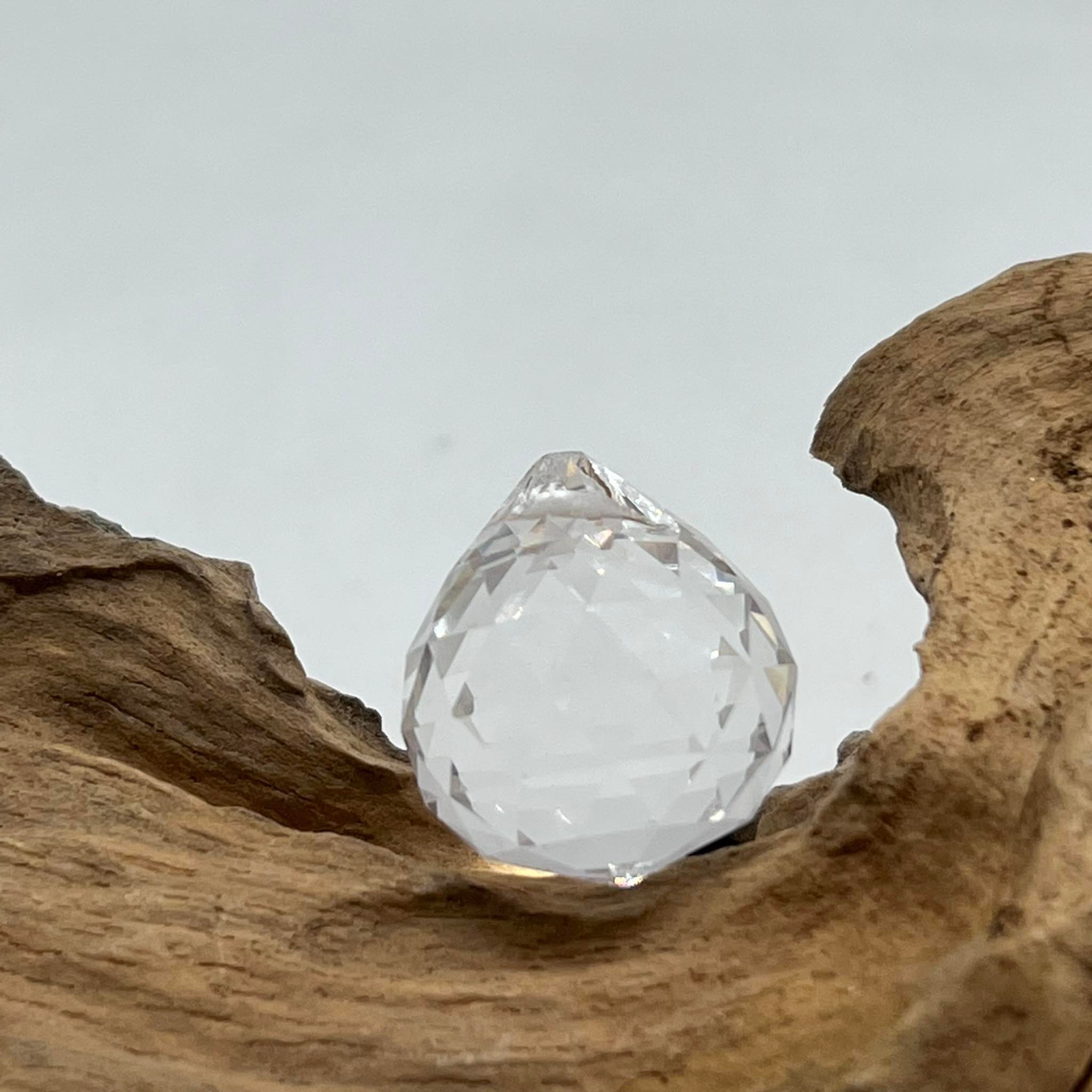 Sphère de cristal à facettes 2 cm arc en ciel Feng Shui de deco zen.