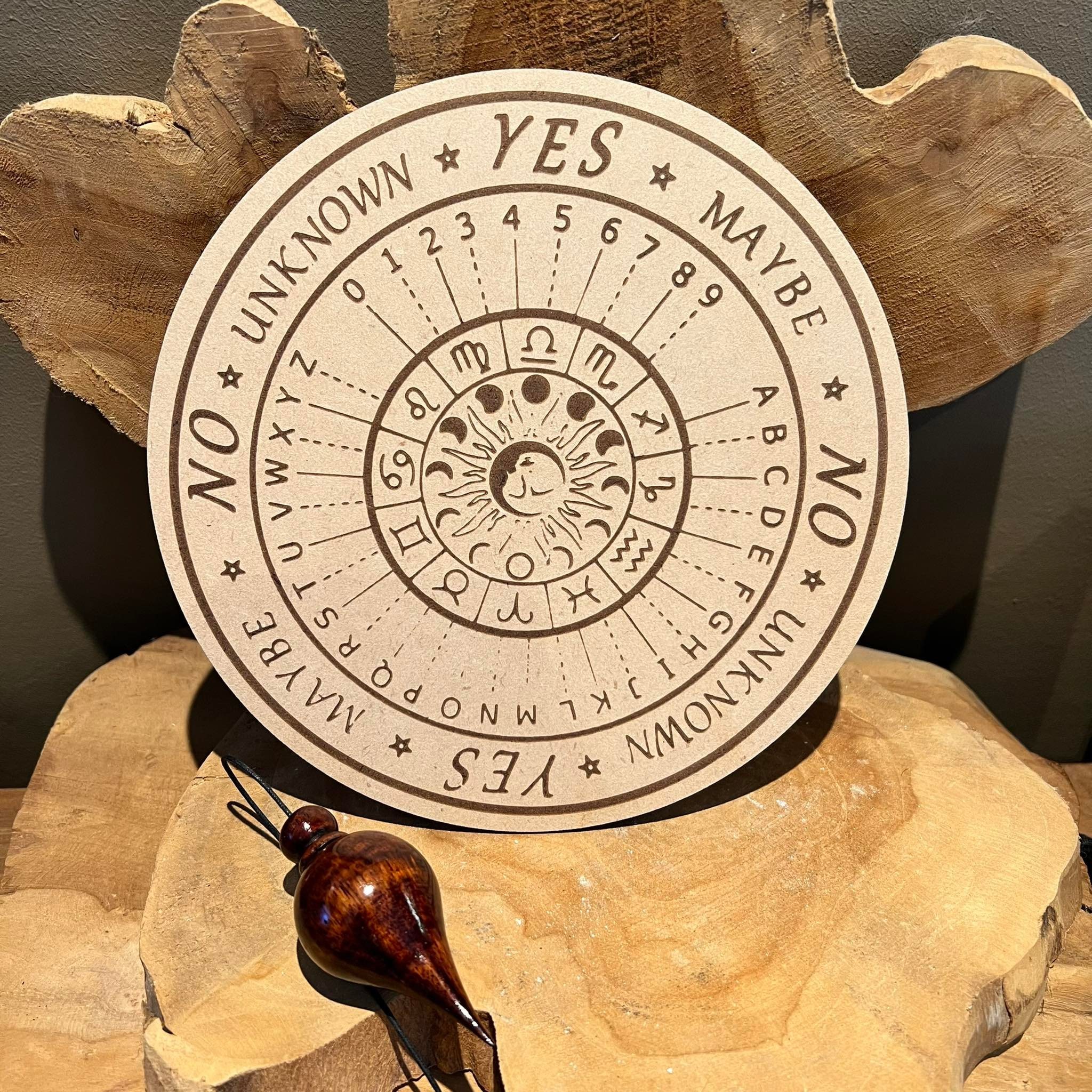 Cette planche pendule divinatoire, gravée en bois est très